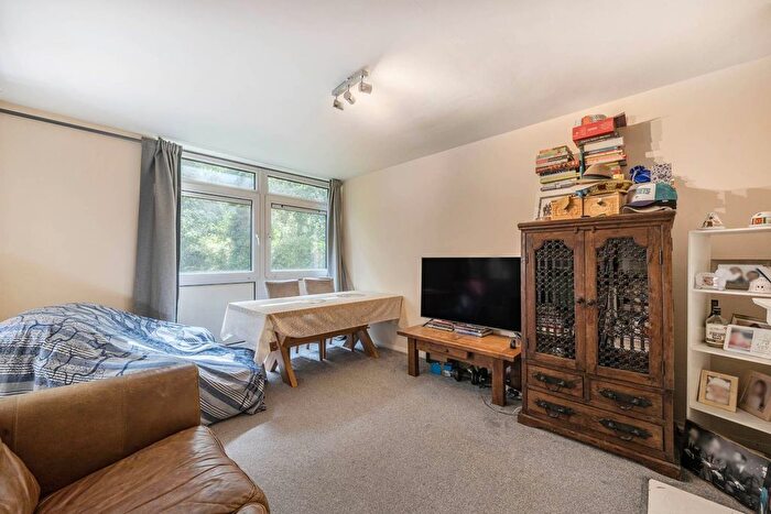 3 Bedroom Flat For Sale In Tilford Gardens, Wimbledon, London, SW19
