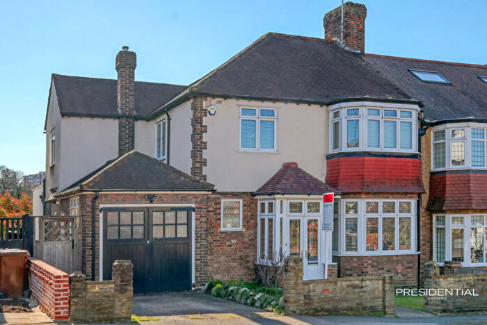 4 Bedroom Semi Detached House For Sale In Nesta Road, Woodford Green, IG8