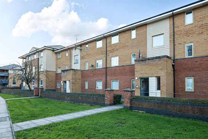 2 Bedroom Flat For Sale In Melling Drive, Enfield, EN1