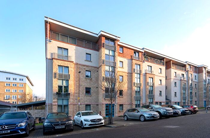 2 Bedroom Flat To Rent In Papermill Wynd, Edinburgh, EH7