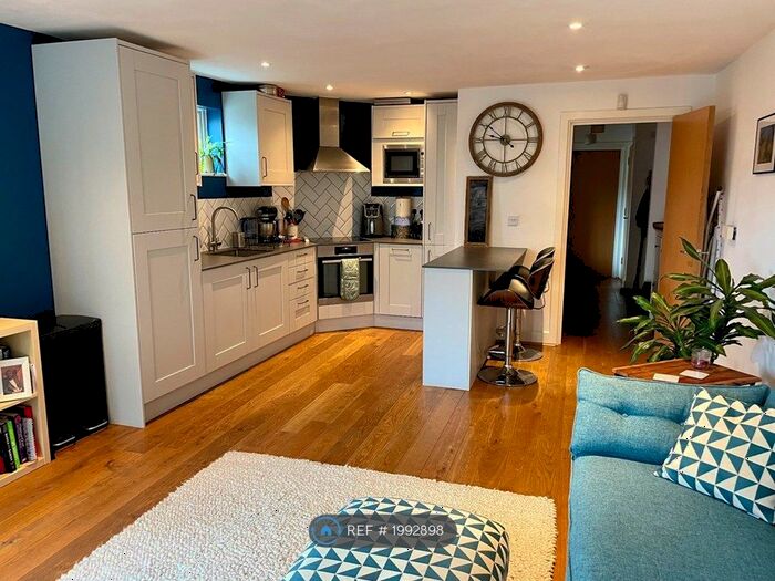 2 Bedroom Flat To Rent In Chandlers Court, London, SE16