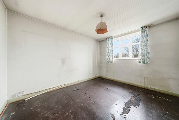 1 Bedroom Flat For Sale In Harling Court, Burns Road, Battersea, Wandsworth, SW11