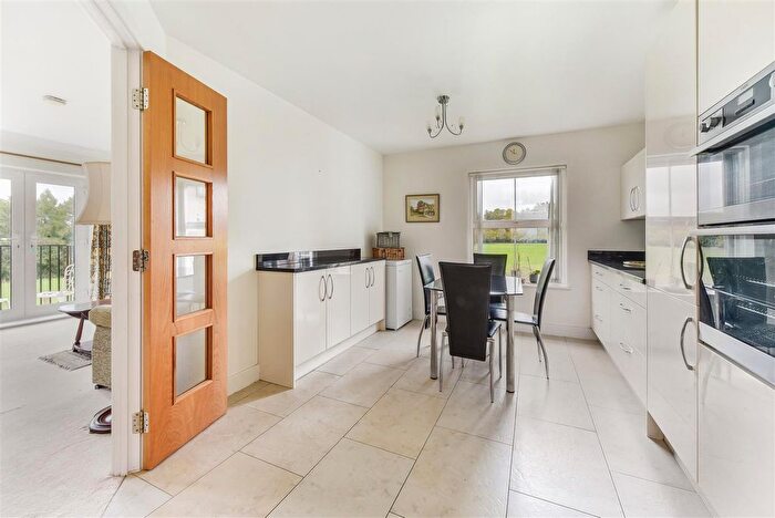 2 Bedroom Flat For Sale In Tudor Court, Liphook, GU30