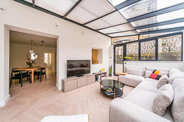 2 Bedroom Flat For Sale In Salcott Road, London, SW11