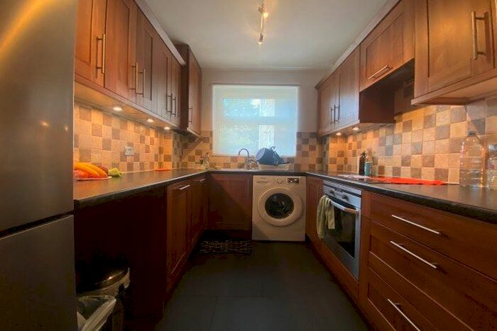 2 Bedroom Flat To Rent In Victoria Drive, London, SW19