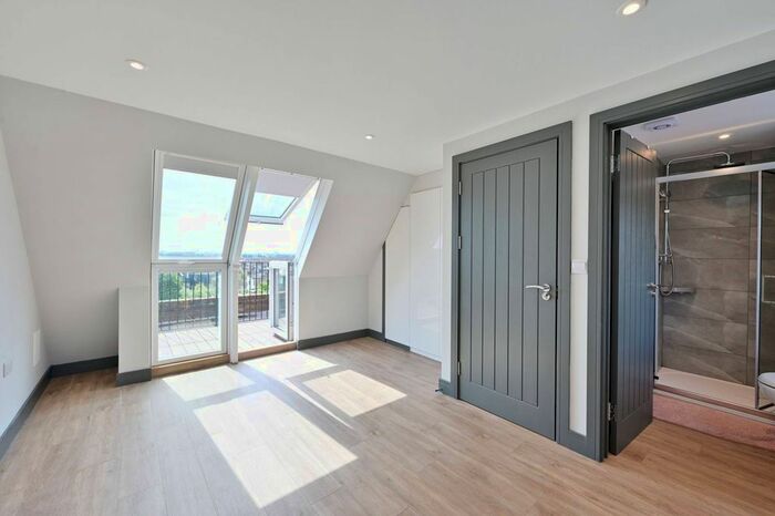 2 Bedroom Flat To Rent In Wimbledon Park Road, Southfields, London, SW19