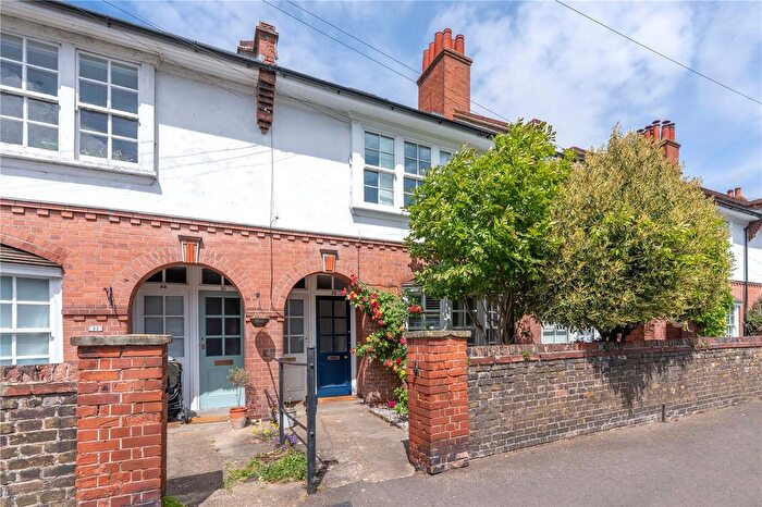 2 Bedroom Flat For Sale In St John's Road, Hampton Wick, KT1