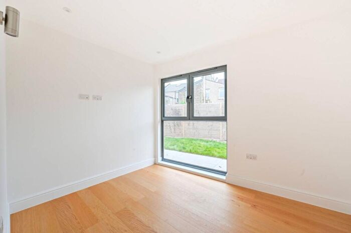 2 Bedroom Bungalow For Sale In Ironbridge Mews, Stratford, London, E15