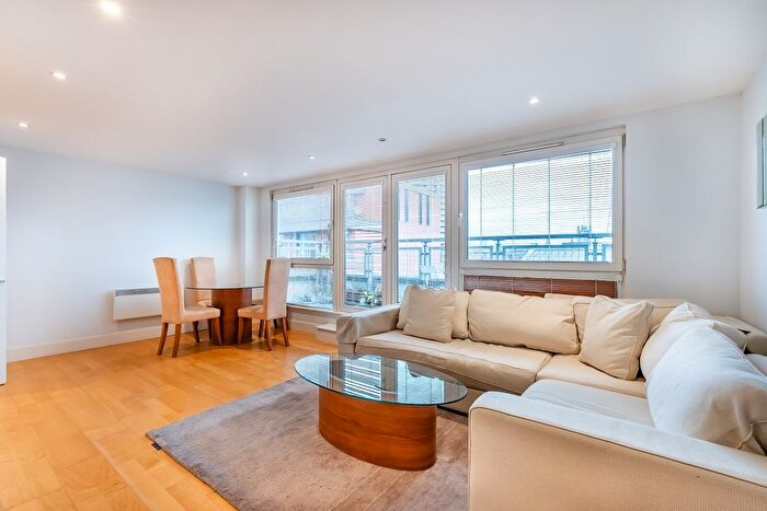 3 Bedroom Flat To Rent In Vauxhall Bridge Road, London, SW1V