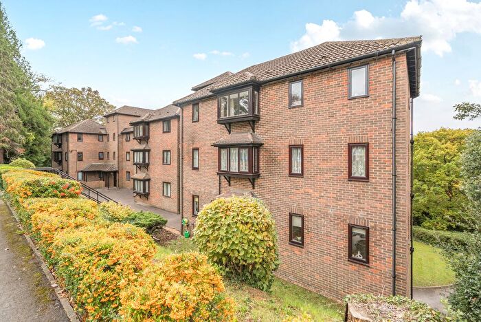 2 Bedroom Flat To Rent In Twycross Road, Godalming, Surrey, GU7