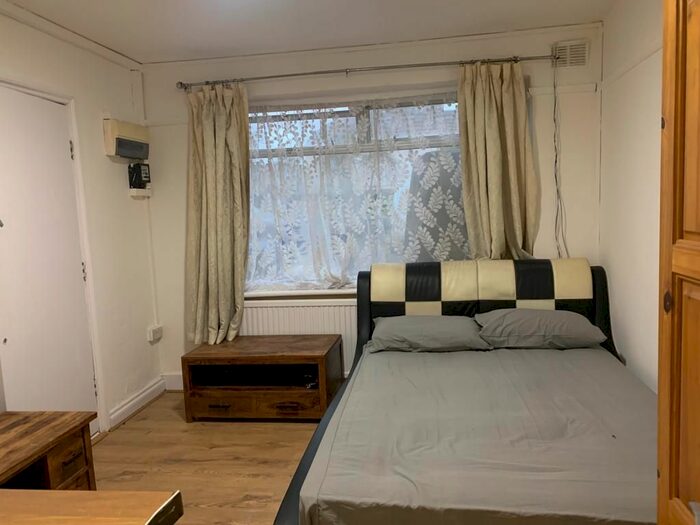 Studio To Rent In Brook Road, London NW2
