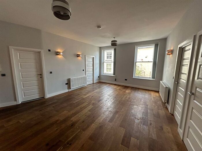 2 Bedroom Flat To Rent In Castle Yard, Stockport, SK1