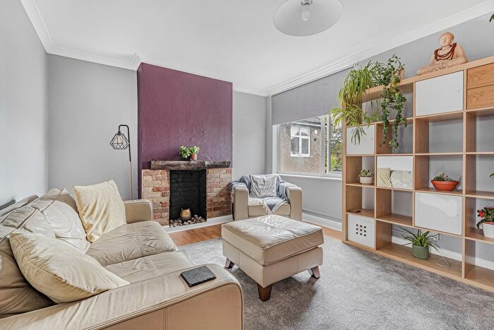 2 Bedroom Maisonette For Sale In Avondale Avenue, Staines-Upon-Thames, TW18