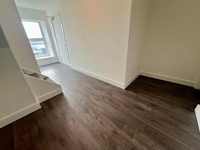 1 Bedroom Flat To Rent In Daisy Hill, Dewsbury, WF13