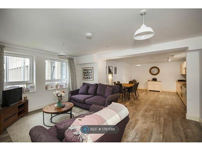 2 Bedroom Flat To Rent In Elfin Square, Edinburgh, EH11