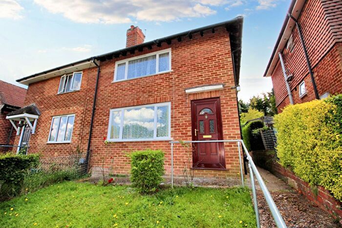 3 Bedroom Semi Detached House For Sale In Vernon Way, Guildford, GU2