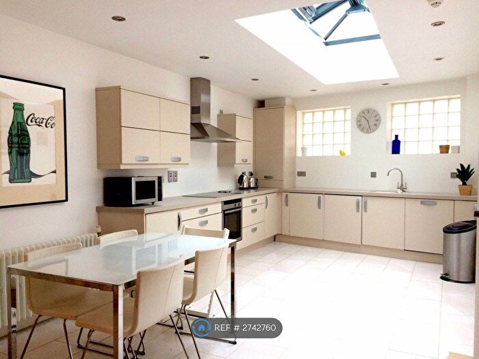 2 Bedroom Flat To Rent In Adelaide Crescent, Hove, BN3