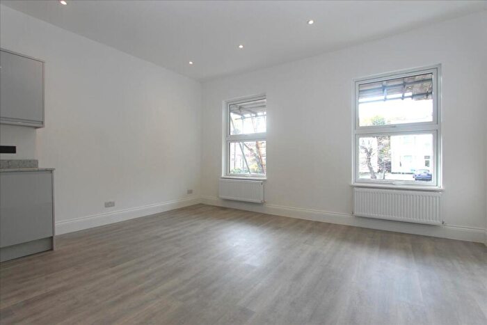 3 Bedroom Flat To Rent In Bounds Green Road, London, N11
