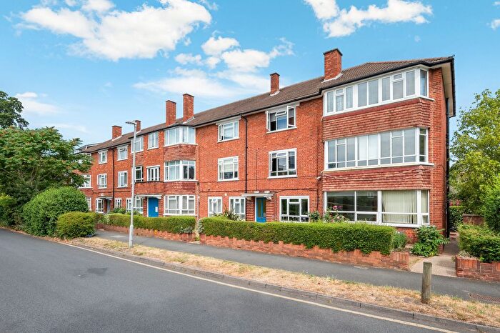 2 Bedroom Flat To Rent In South Bank, Surbiton, KT6