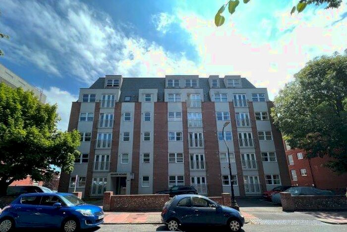 2 Bedroom Flat To Rent In Esher House, Eastbourne, BN21