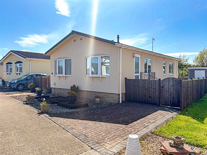 2 Bedroom Park Home For Sale In Bognor Road, Climping, Littlehampton, BN17