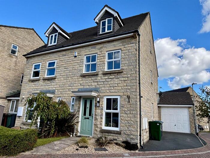 3 Bedroom Semi-Detached House For Sale In Winscar Avenue, Bradford, BD6