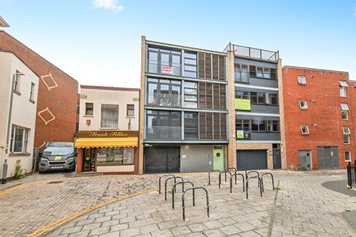 2 Bedroom Penthouse For Sale In Coytes Gardens, Ipswich, IP1