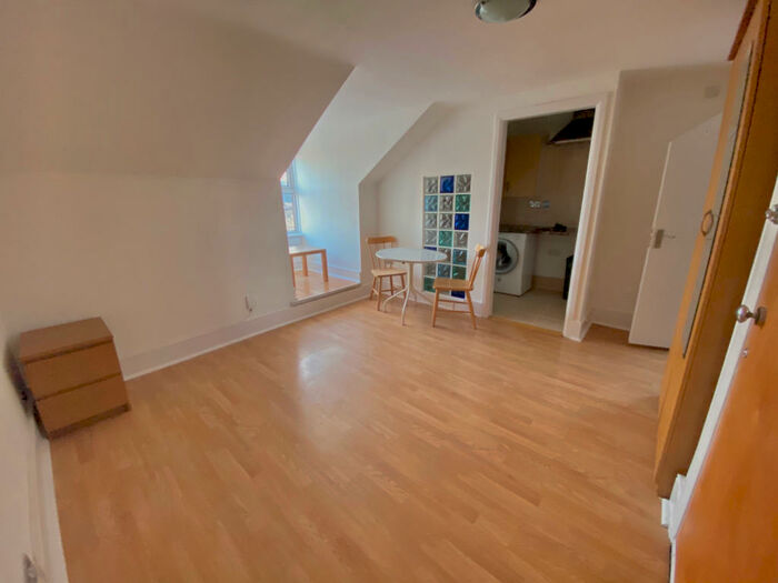 Studio To Rent In Somerfield Road, Finsbury Park, N4