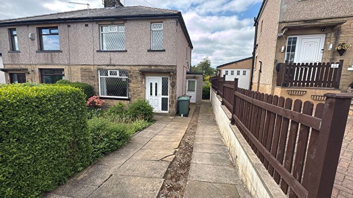 3 Bedroom Semi-Detached House To Rent In High House Avenue, Bradford, West Yorkshire, BD2