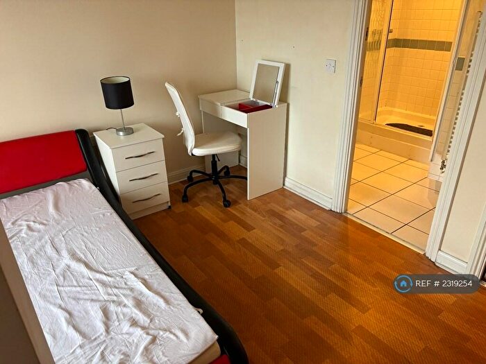 2 Bedroom Flat To Rent In Chiltern House, Aylesbury, HP19