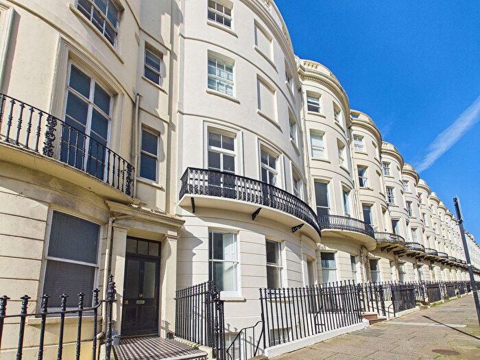 2 Bedroom Flat For Sale In Brunswick Place, Hove, BN3