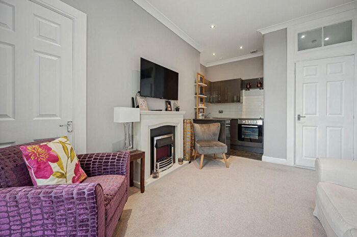 1 Bedroom Apartment For Sale In /, Laurel Place, Thornwood, G11
