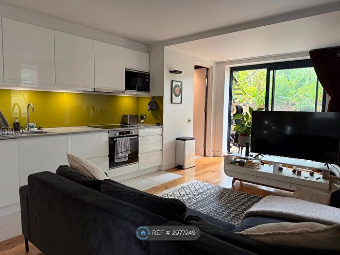 2 Bedroom Flat To Rent In The Chase, London, SW4