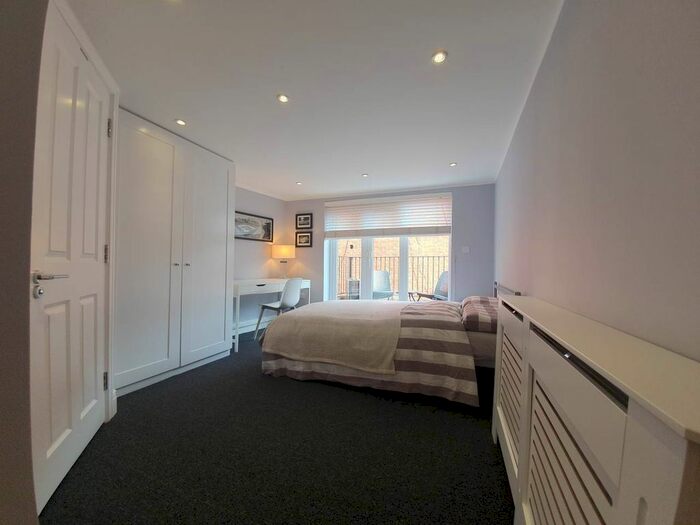 2 Bedroom Flat To Rent In Balham Hill, London, SW12