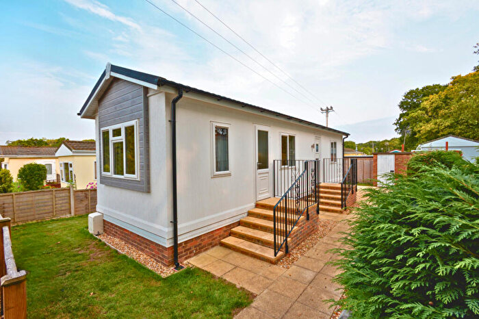 2 Bedroom Park Home For Sale In Bedford, Bedfordshire, MK45
