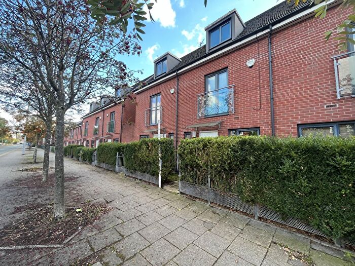 3 Bedroom Town House To Rent In Camp Street, Salford, M7