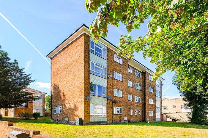 2 Bedroom Flat To Rent In Grove Hill, London, E18