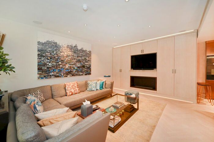 2 Bedroom Mews For Sale In The Knightsbrige Apartments, SW7