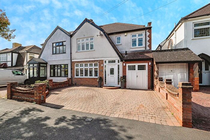 4 Bedroom Semi Detached House For Sale In Dee Way, Romford, RM1