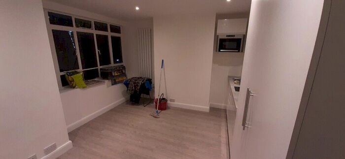 Studio To Rent In High Road, London, N20