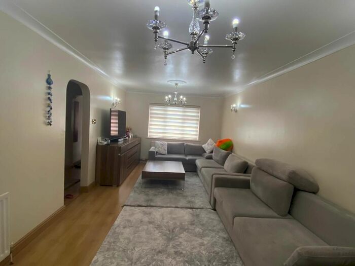 4 Bedroom End Of Terrace House To Rent In Newport Close, Enfield, EN3