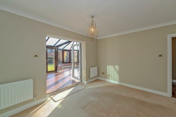 3 Bedroom Property To Rent In Redland Drive, Loughton, MK5