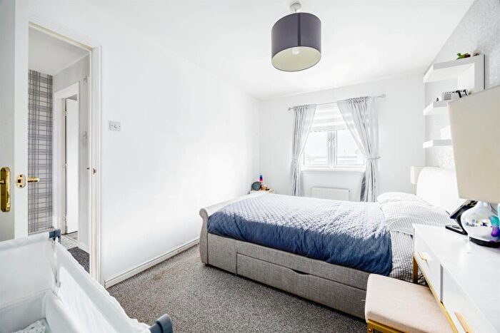 3 Bedroom End Of Terrace House For Sale In Kingston Crescent, Port Glasgow, PA14