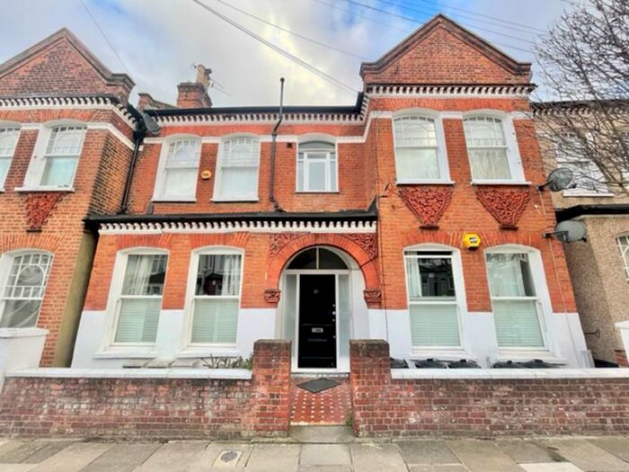 3 Bedroom Flat To Rent In Foulser Road, London, SW17