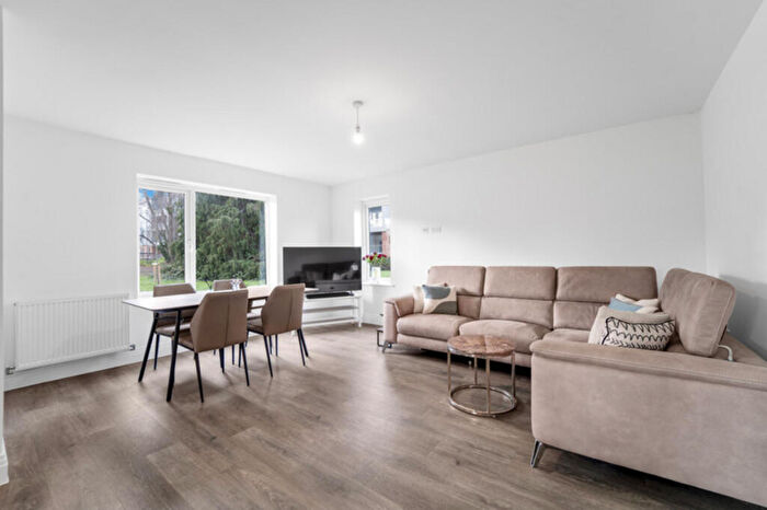 2 Bedroom Flat To Rent In Garrett Crescent, Chertsey, KT16