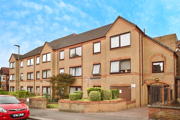 2 Bedroom Flat For Sale In Friern Park, London, N12