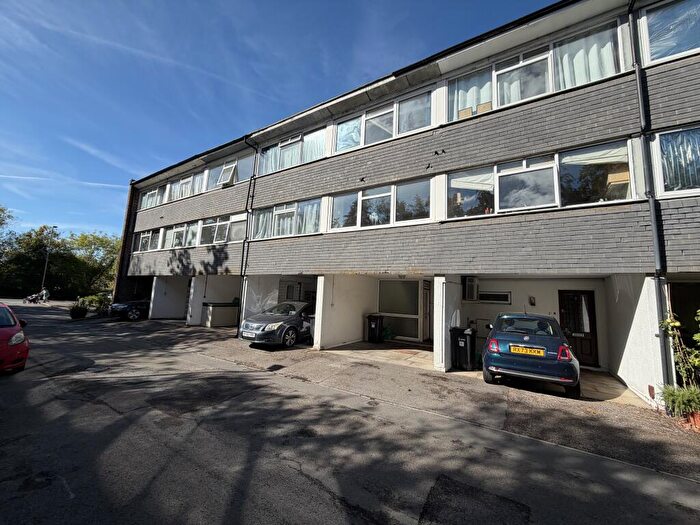 3 Bedroom Town House For Sale In Mill Close, Wokingham, RG41