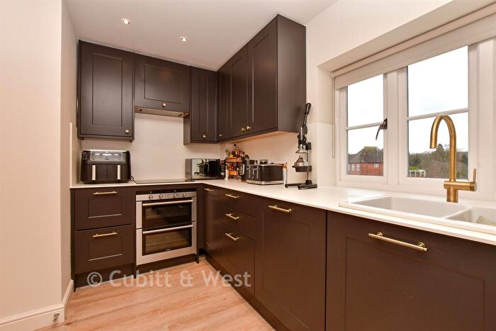 2 Bedroom Flat For Sale In Elizabeth Drive, Banstead, Surrey, SM7
