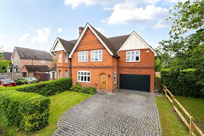 4 Bedroom Semi-Detached House For Sale In Chobham Road, Knaphill, Woking, GU21