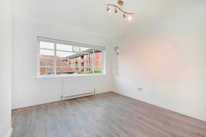 2 Bedroom Flat To Rent In Denison Close, Hampstead Garden Suburb, N2